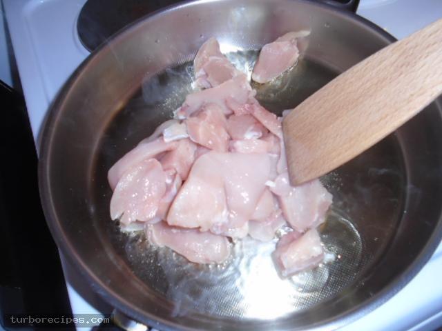Κοκκινιστό στήθος κοτόπουλου με ταλιατέλες - Βήμα 5