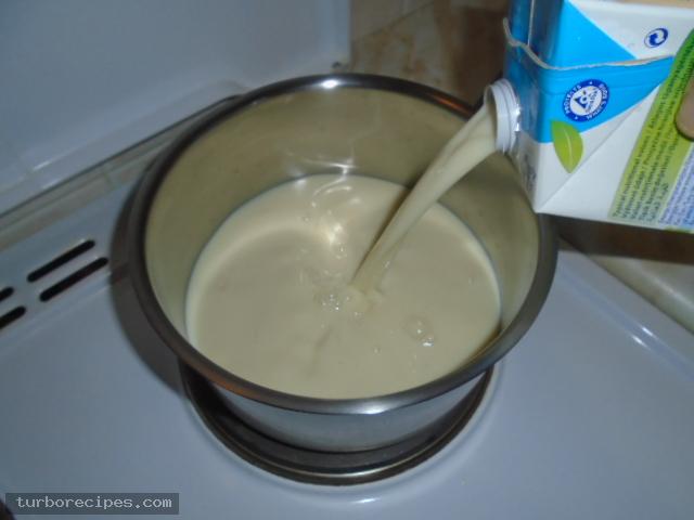 Νηστίσιμη μπεσαμέλ με γάλα σόγιας - Βήμα 1