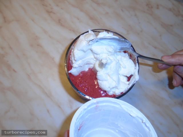 Παγωτό φράουλα με γιαούρτι - Βήμα 7