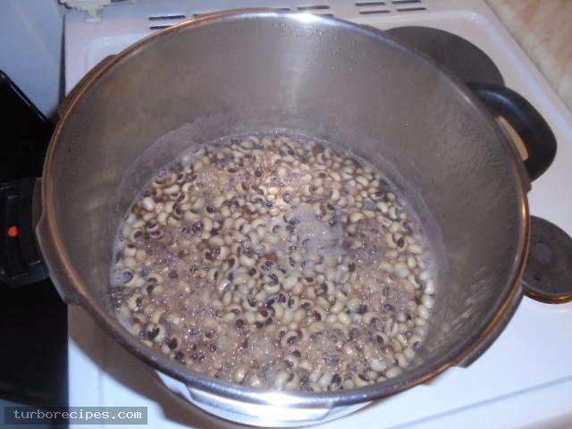 Μαυρομάτικα φασόλια με σπανάκι στο φούρνο - Βήμα 6