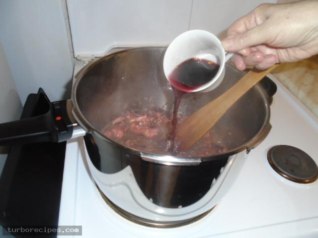Χταπόδι κρασάτο με φιογκάκια - Βήμα 8